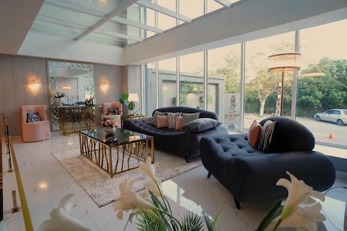 Faletti's Grand MM Alam Road