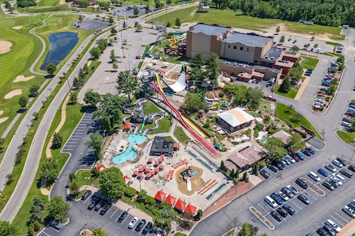 Studio on the Green - Remodeled 2-Bed, Walk to Attractions