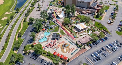 Studio on the Green - Remodeled 2-Bed, Walk to Attractions