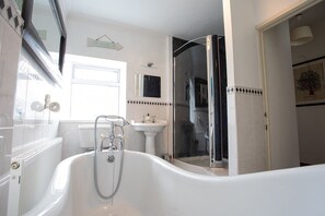 Douche, sèche-cheveux, serviettes fournies, savon