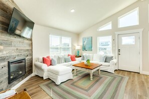 TV, fireplace, offices - Lil Blue - Great Fishing & Fun Bayfront Retreat! (Galveston)