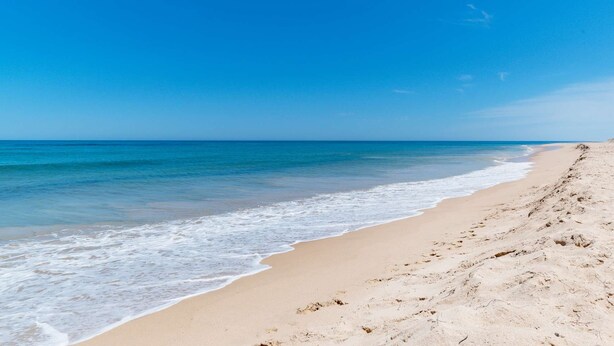 A beach with clear blue water and a sandy shore. - Kangaroo Cottage – Beachside Escape in Dawesville (Dawesville)