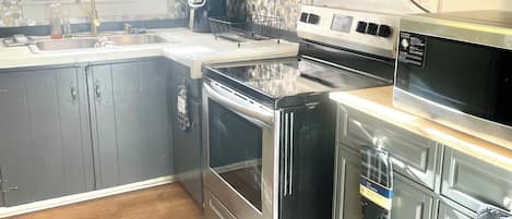 Refrigerador, microondas, horno y parrilla de estufa