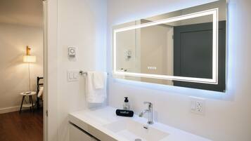 Classic Room, 1 King Bed, Patio | Bathroom | Combined shower/tub, hair dryer, towels