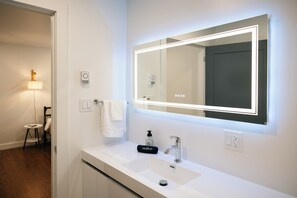 Classic Room, 1 King Bed, Patio | Bathroom | Combined shower/tub, hair dryer, towels - Homeport Suites & Residences (Lords Cove)