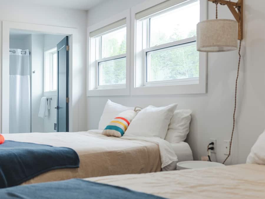 Habitación clásica, 2 camas de matrimonio, patio | Espacio para trabajar con un portátil y wifi gratis