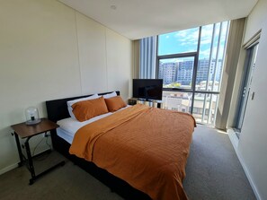 3 bedrooms, iron/ironing board, free WiFi, bed sheets - The Pad: City & Beach Getaway - Heart of Wollongong (Wollongong)