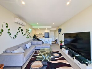 Smart TV - The Pad: City & Beach Getaway - Heart of Wollongong (Wollongong)