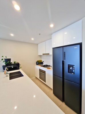 Microwave, oven, stovetop, dishwasher - The Pad: City & Beach Getaway - Heart of Wollongong (Wollongong)