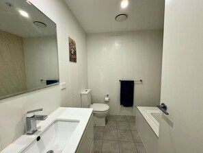 Hair dryer, towels, soap, shampoo - The Pad: City & Beach Getaway - Heart of Wollongong (Wollongong)
