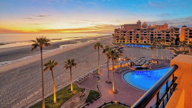 Ein Resort mit Pool, Strand und Meerblick.