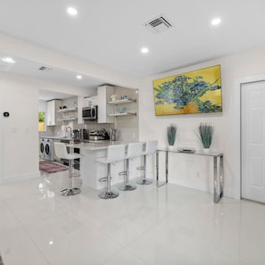 Apartment | 1 bedroom - Uhost AI Stylish 1BR Bright Space w Patio (Fort Lauderdale)