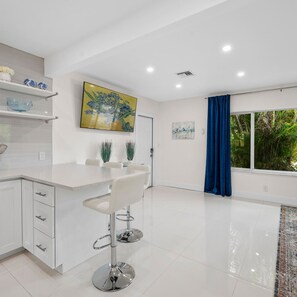 1 bedroom - Uhost AI Stylish 1BR Bright Space w Patio (Fort Lauderdale)