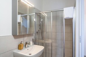 Een haardroger, handdoeken