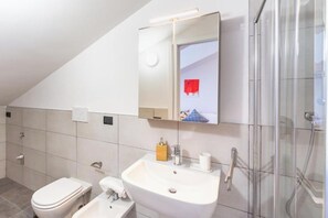 Secador de pelo, toallas