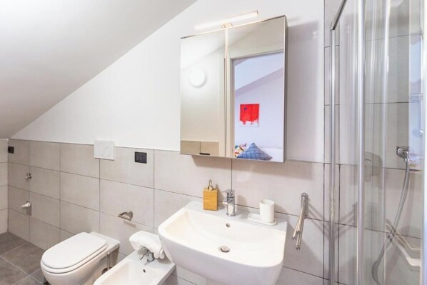 Een haardroger, handdoeken