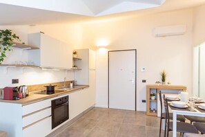 Réfrigérateur, four, plaque de cuisson, lave-vaisselle