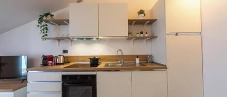 Fridge, oven, stovetop, dishwasher