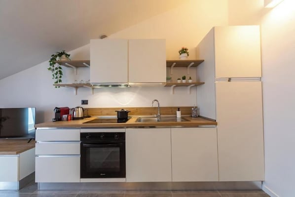 冷蔵庫、オーブン、コンロ、食器洗い機