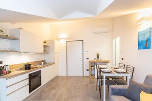 Een koelkast, een oven, een kookplaat, een vaatwasser