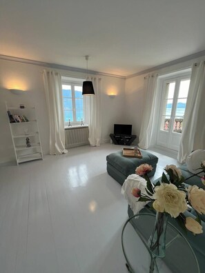 Televisie en een open haard