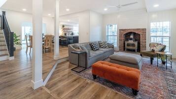 Televisie en een open haard