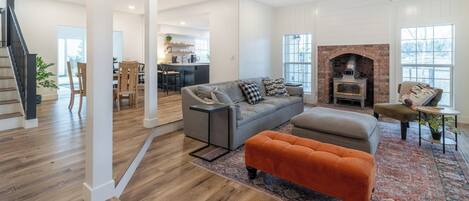 Smart TV, fireplace