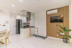 Jääkaappi, mikroaaltouuni, uuni, liesi