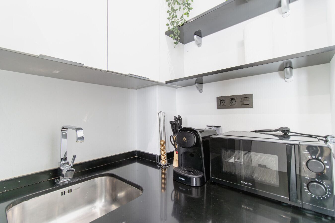 Køleskab, mikrobølgeovn, ovn, kogeplade