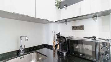 Een koelkast, een magnetron, een oven, een kookplaat