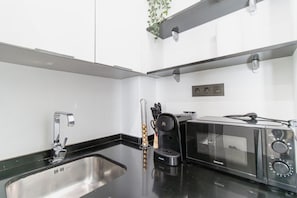 Een koelkast, een magnetron, een oven, een kookplaat