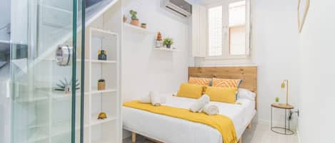 2 bedrooms, desk, iron/ironing board, WiFi