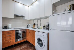 雪櫃、微波爐、焗爐、爐具