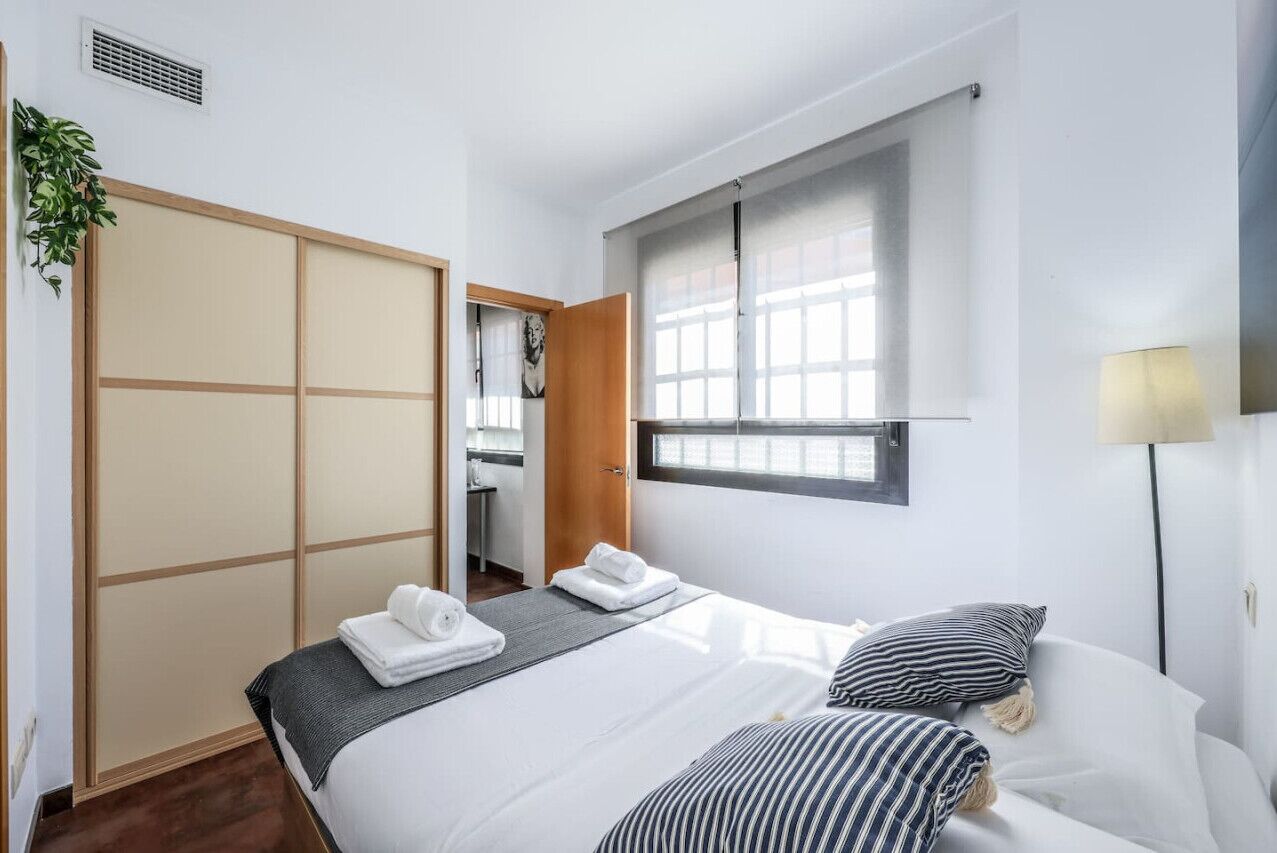 Desk, iron/ironing board, WiFi, bed sheets