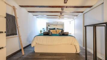 1 bedroom, desk, iron/ironing board, WiFi
