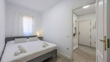 2 bedrooms, desk, WiFi, bed sheets