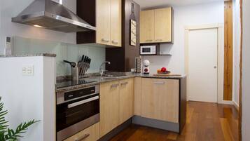 Frigorífico, microondas, horno y placa de cocina