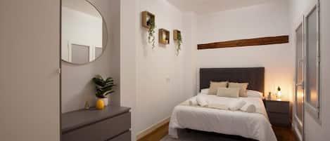 2 Schlafzimmer, Schreibtisch, BĂŒgeleisen/BĂŒgelbrett, kostenloses WLAN