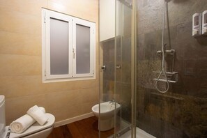 Secador de pelo y toallas