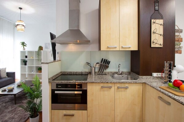 Frigorífico, microondas, horno y placa de cocina