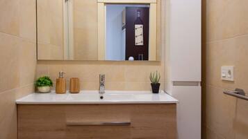 Een haardroger, handdoeken