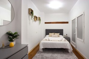 2 bedrooms, desk, iron/ironing board, free WiFi - Stunning Flat Historic Center Plaza Mercado (Logroño)