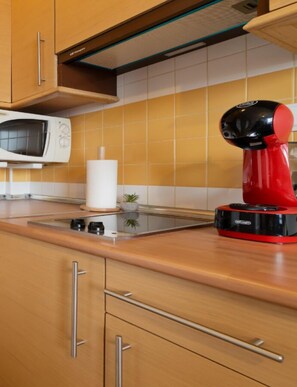 Réfrigérateur, micro-ondes, plaque de cuisson, cafetière/bouilloire