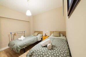 2 室のベッドルーム、デスク、アイロン / アイロン台、WiFi