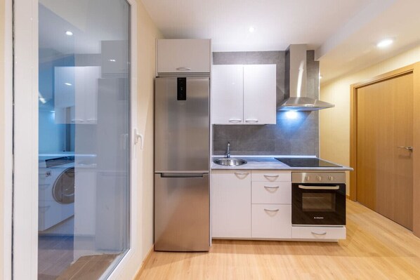 Fridge, microwave, oven, coffee/tea maker