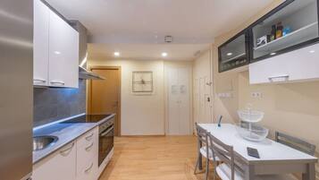 Een koelkast, een magnetron, een oven, een koffiezetapparaat/waterkoker