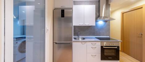 Kühlschrank, Mikrowelle, Ofen, Wasserkocher mit Kaffee-/Teezubehör