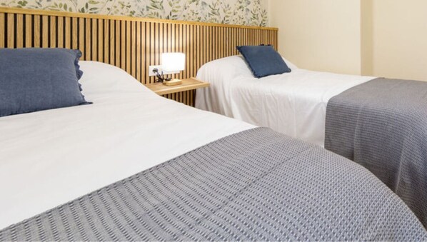 2 bedrooms, desk, WiFi