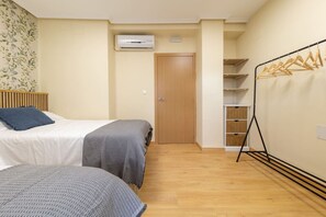 2 bedrooms, desk, WiFi