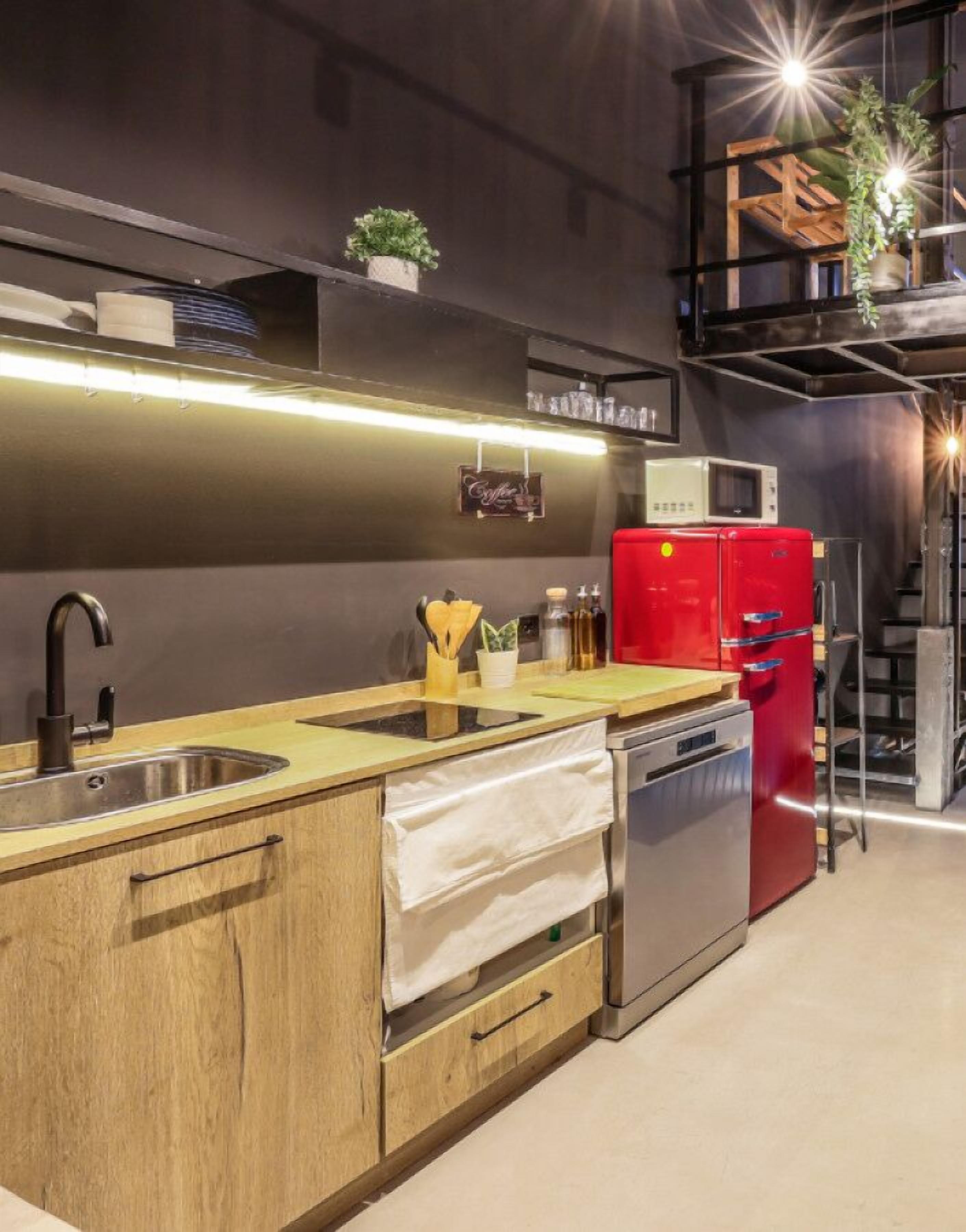 Een koelkast, een magnetron, een vaatwasser